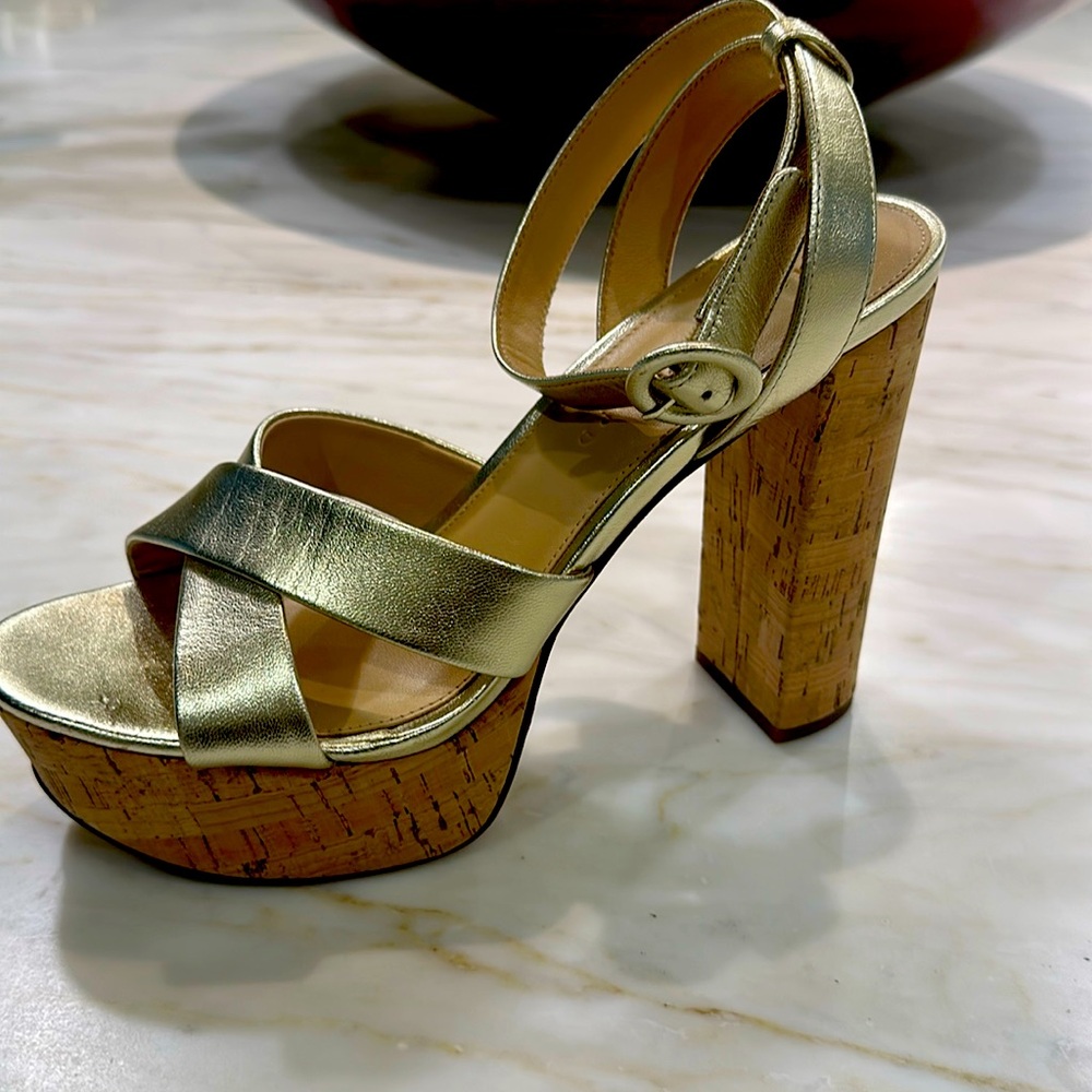Veronica Beard platform sandals
Gold with cork platform for summer
